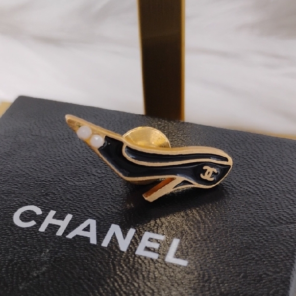 SALE! Authentic CHANEL Black 🖤 & Gold High Heel Pumps Pin - Picture 3 of 9